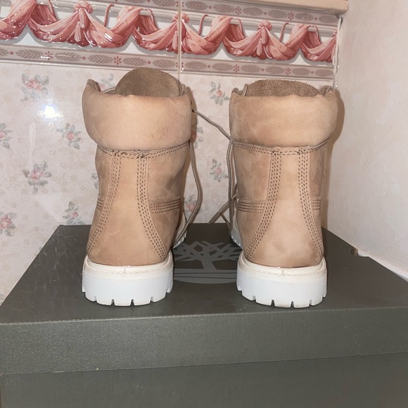 Timberland Nude/White Boots ❄️ - Picture 8 of 11